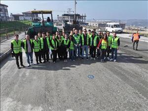 ÖĞRENCİLERİMİZ SİLİNDİRLE SIKIŞTIRILMIŞ BETON YOL UYGULAMALARINI YERİNDE İNCELEDİ